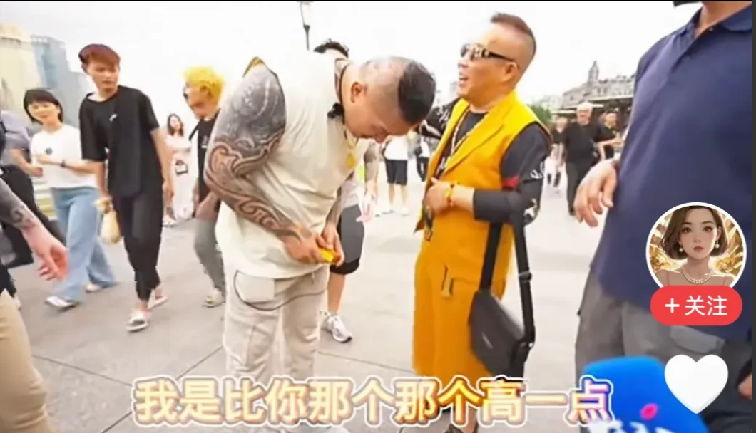 馆长中国行，姿态放的真低，完全没有了往日在台湾的那种桀骜不驯。馆长遇到粉丝送