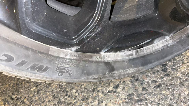 高速上睡着了刚在高速上睡着了，手放在方向盘上，突然惊醒，自己打了一下方向盘，轮