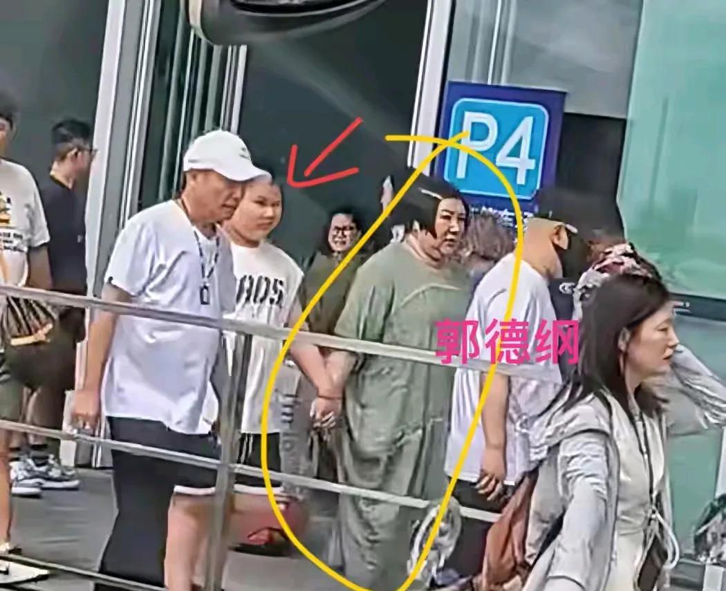 郭德纲老婆王惠，最新状况曝光！7月19日，郭德纲一家现身上海，王惠的体态，太令