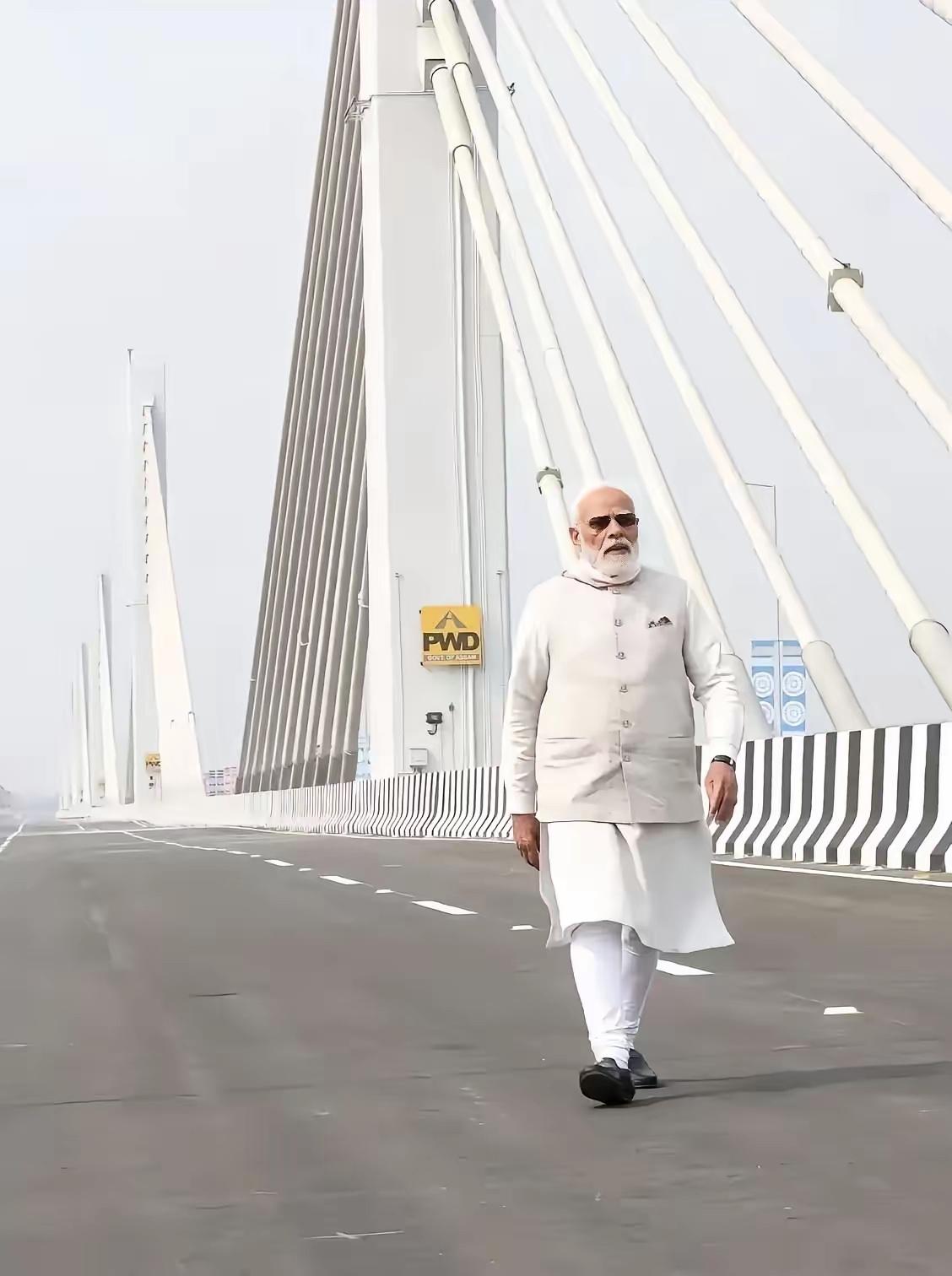 新世界纪录诞生？近日，印度总理莫迪亲自主持了杰纳布大桥的通车仪式。这座大桥全长