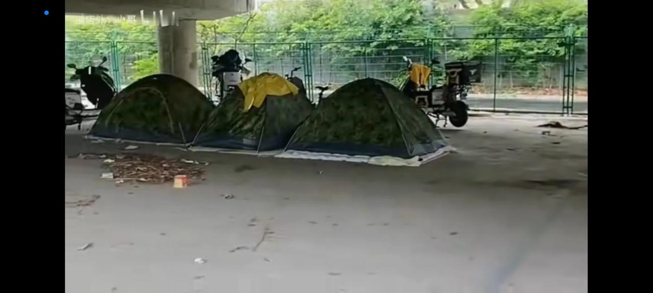 觉得挣钱太难了，大城市消费又高，租房子一个月也要一二千元，，，所以有的外卖小哥
