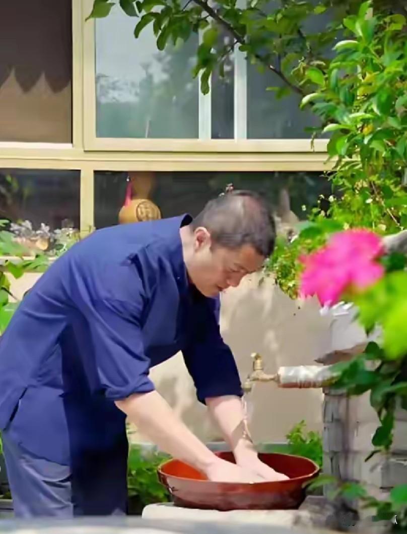 李亚鹏这回是真翻身了吧？昆明那家民宿开业，文旅负责人都来站台，周杰也偷偷跑来捧