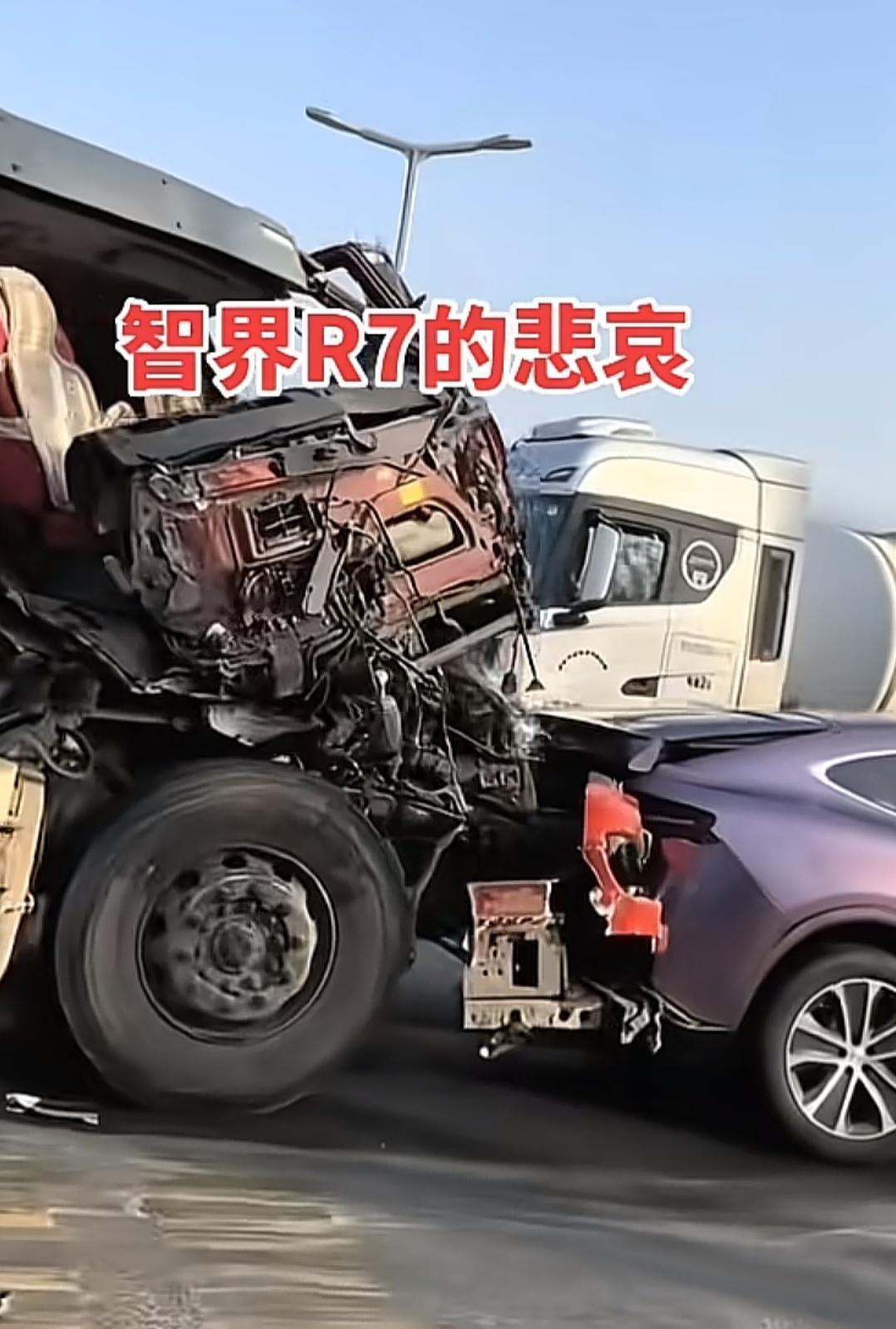 我的天呐，智界R7和智界S7，被半挂车夹饼干一样，夹在中间，但是智界S7和智界R