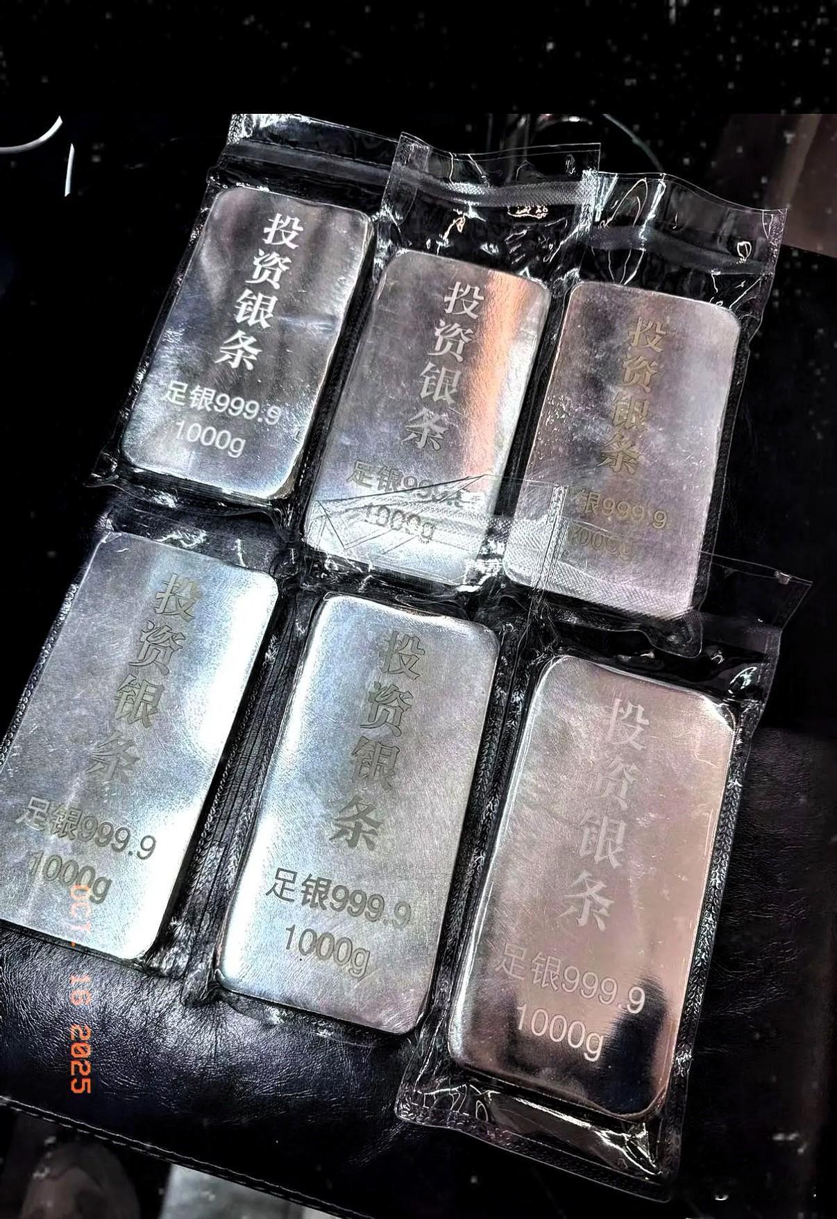 我哥今天给我上了一课，抱着6000克银条拍视频炫耀，白花花的一堆晃得人眼晕，几万