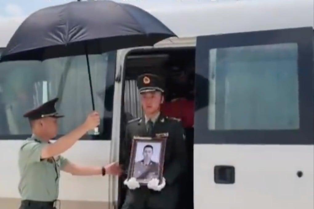 23岁伞兵训练牺牲，被追授烈士！解放军罕见公开伤亡，传递了什么信号？据新华社