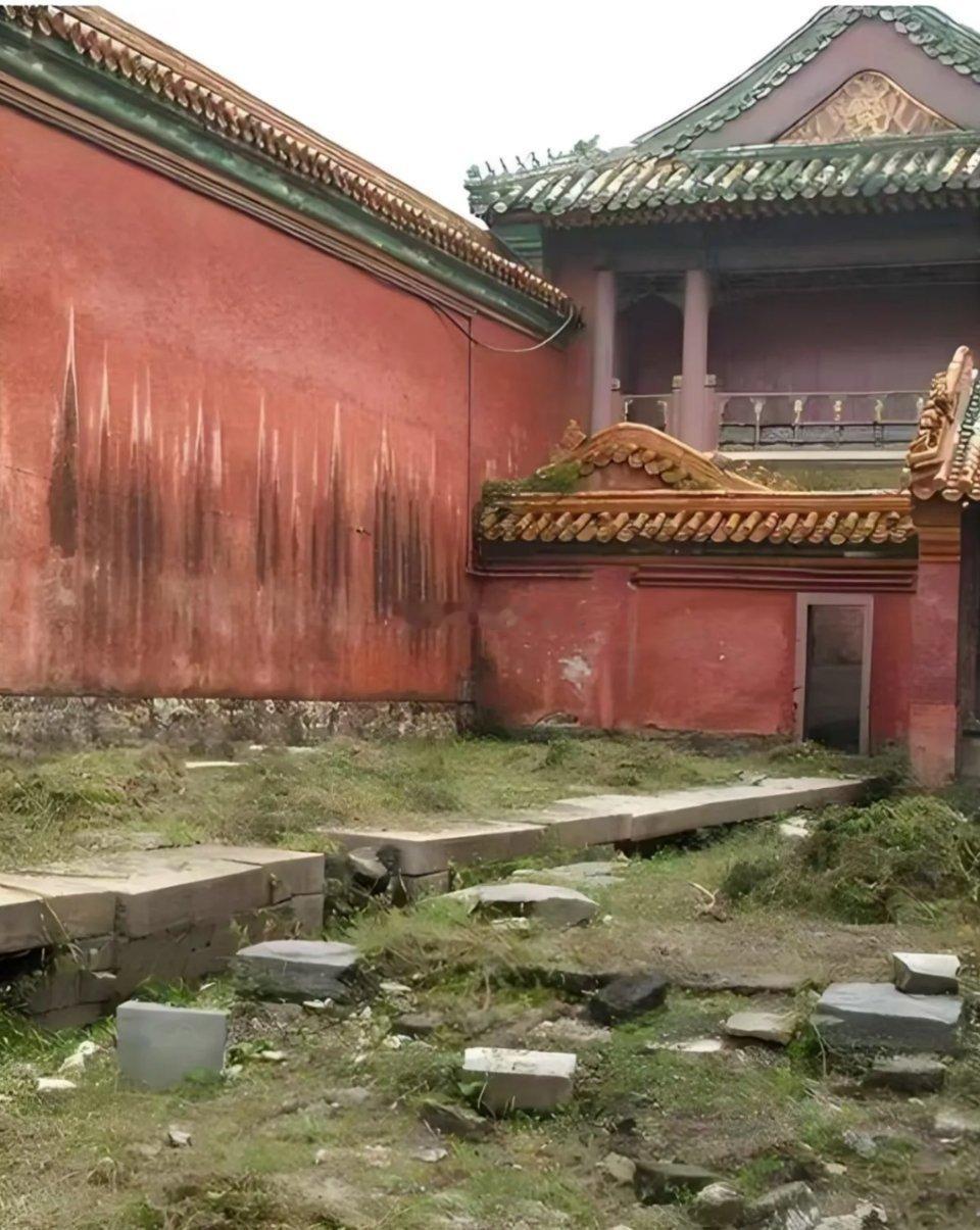 不要被电视剧骗了，这才是真实的冷宫，住一个月不抑郁才怪呢。
