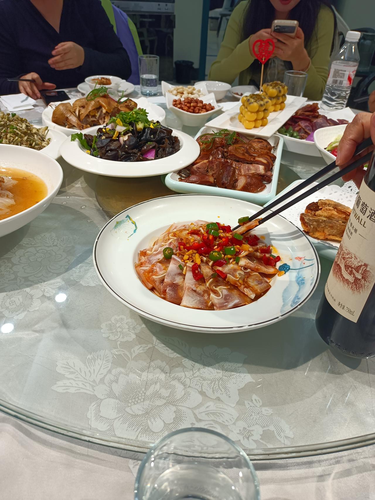 今天去吃大席，朋友女儿的出阁宴，菜很丰盛。拍照的时候，还有很多好吃的菜没端上桌呢