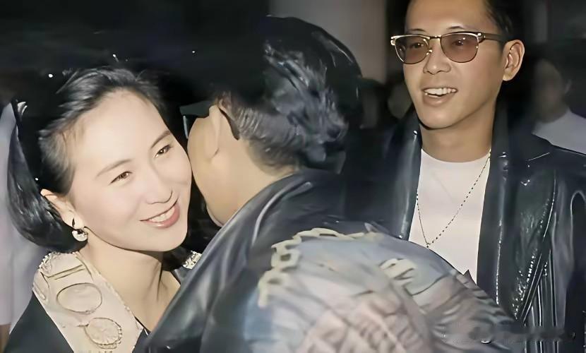 当年何超琼和许晋亨已经订婚了，陈百强见到差不多已为人妇的何超琼，忍不住再次和何超