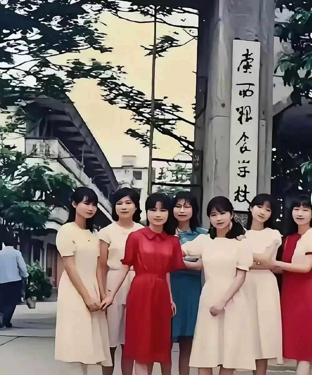 八十年代，几名中专女生在学校门前留下了一张珍贵的毕业合影。八十年代的中专文凭，