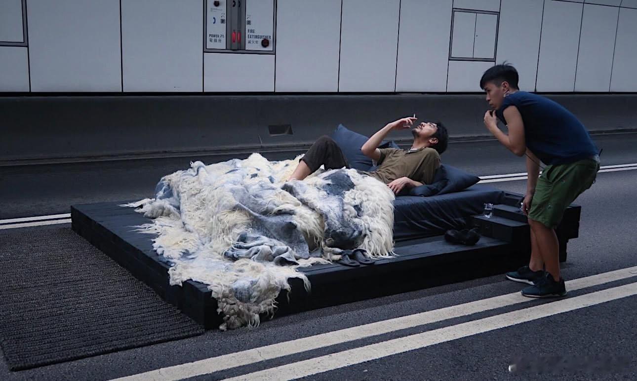 《风林火山》「金城武睡隧道」拍摄现场，黑白剧照回归到彩色的现实了。​​​