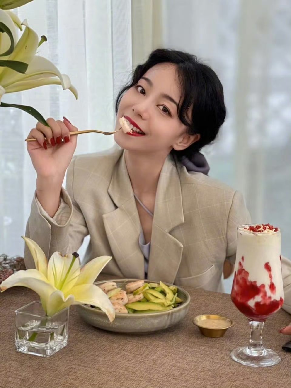 你看啊，这花花世界。💐☕️气氛中混合着浓郁的咖啡香。没有常青树，就做自己的自由