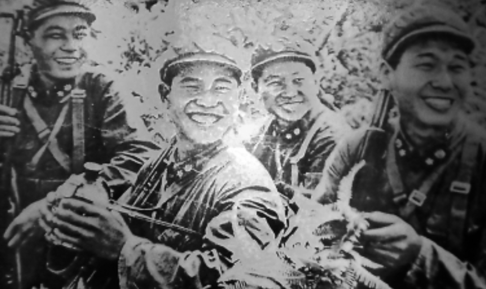 抗战中，一百多个二鬼子把十来个游击队员围在一间民房里，游击队员们冲不出去，二鬼子