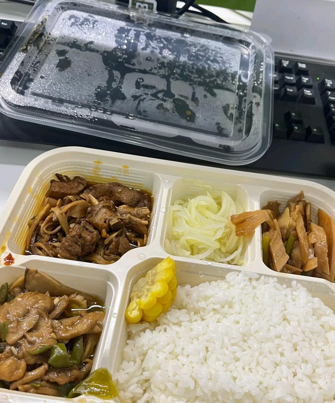 找工作一定要找管饭的，哪怕就中午管一顿饭也行，起码下班就能直接吃上饭，不用