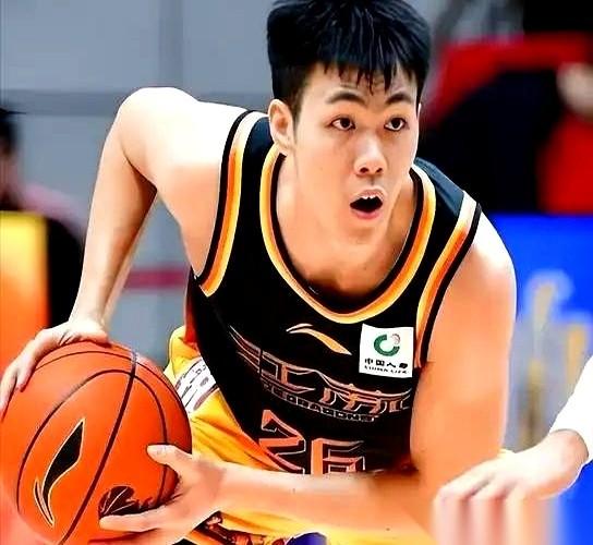 他叫庞峥麟，27岁，一个本该过了篮球黄金年龄的CBA“大龄新秀”。可就是他，一