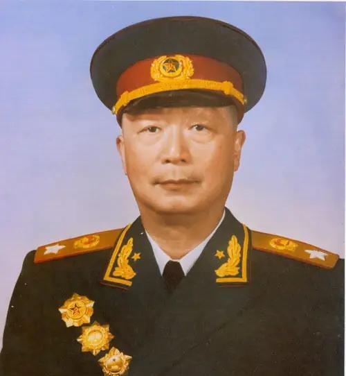 1992年5月26日，北京八宝山，一支送行的车队排出几公里，现场不设灵堂，也没喇