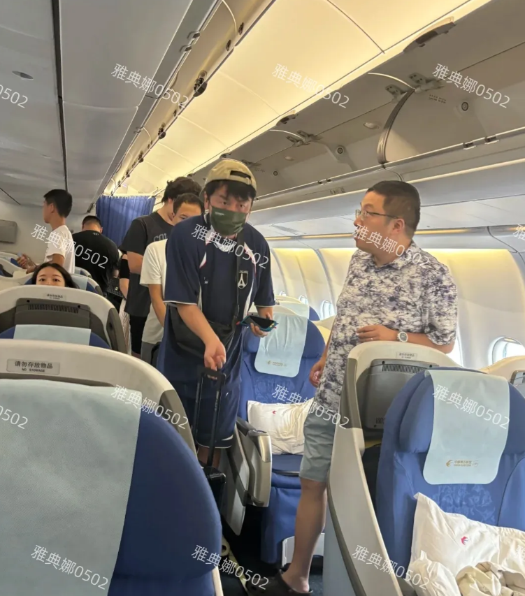 飞机内偶遇雷佳音，本人并不像电视里看的那样老实窝囊，比想象高很多1米85左右高大
