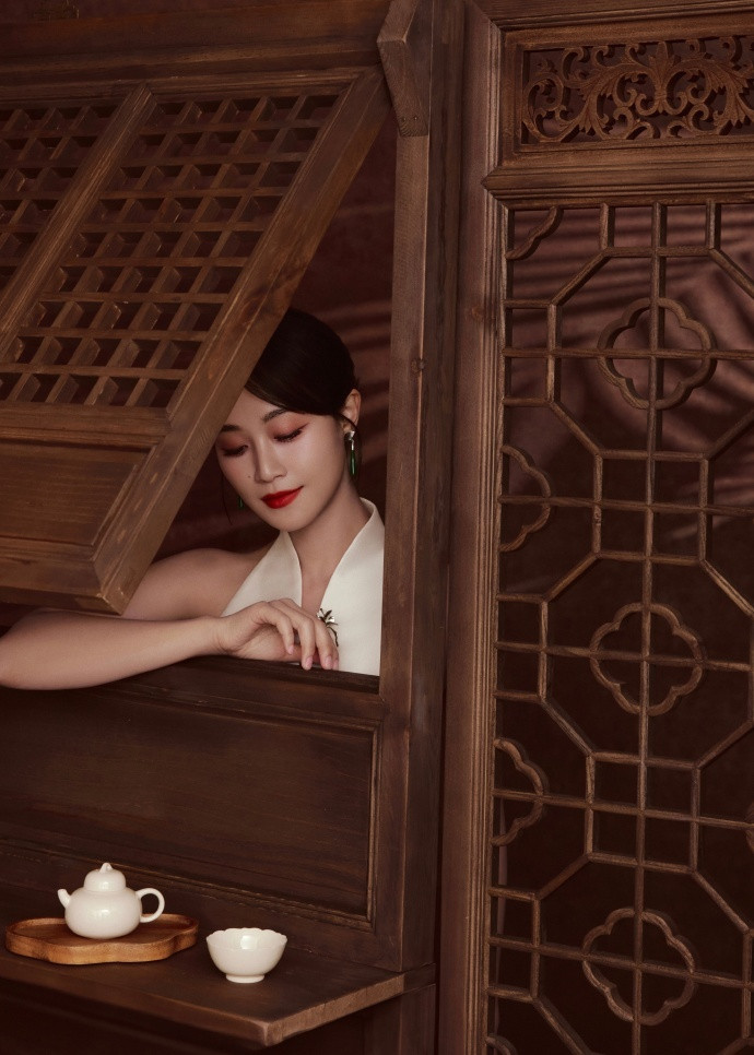 盈莹这组新中式美到失语，东方韵味拿捏得死死的，中式美女既视感，绝美！