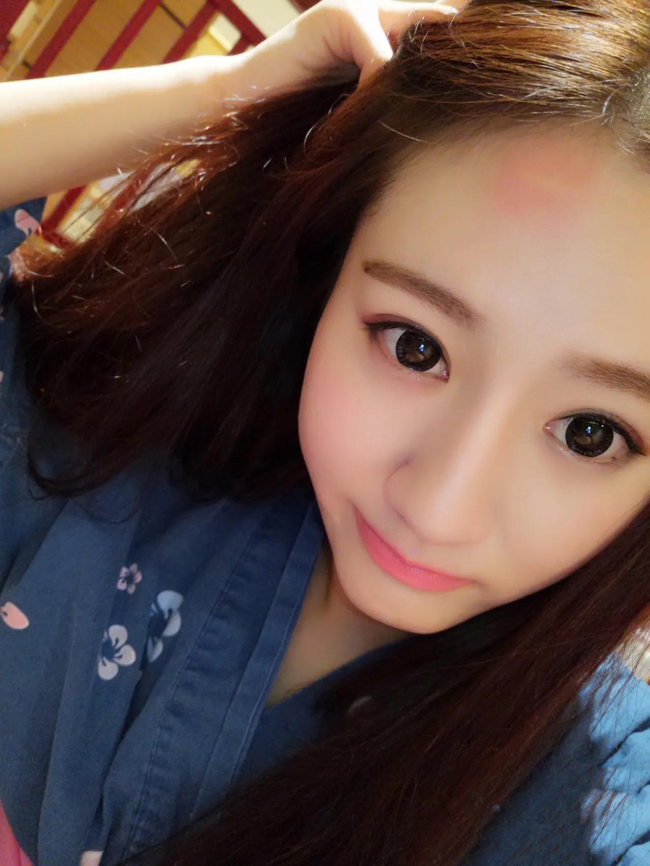 小朋友，请把你的手拿开不然会显得阿姨很白哦😎😎坐地铁遇到一个小女孩，她坐