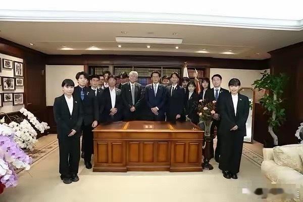 黄国昌25日率青年团访问日本，而在最后的合影环节，日本特意邀请黄国昌进入高市早苗