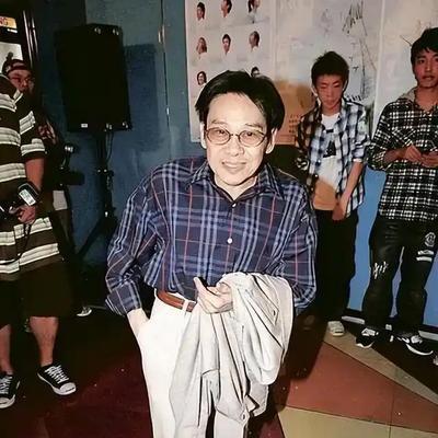 🐒他身高不足一米五却无人敢惹，曾解救周润发，提携刘德华，娶外国美女儿女双全，现