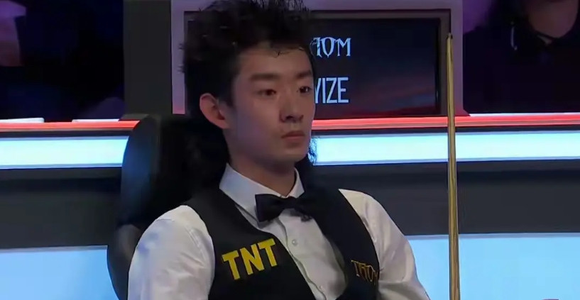 昨天晚上看吴宜泽看的火大。尤其是第八局，各种花式送人头，第六局、第七局虽然也是