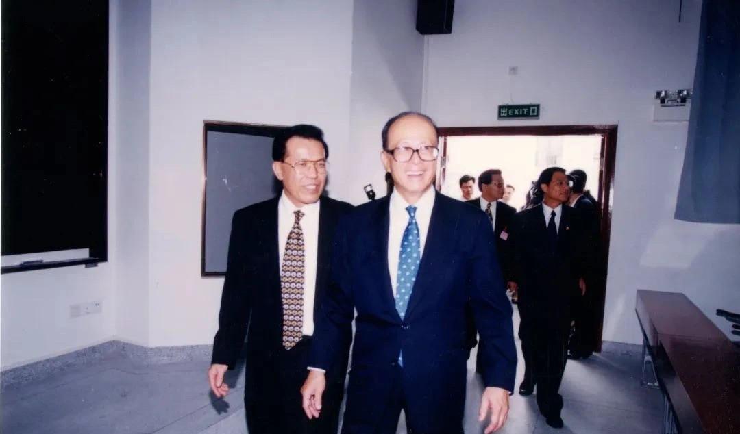 2001年10月22日上午，卢瑞华省长、许德立副省长、李嘉诚先生来校视察工作#新