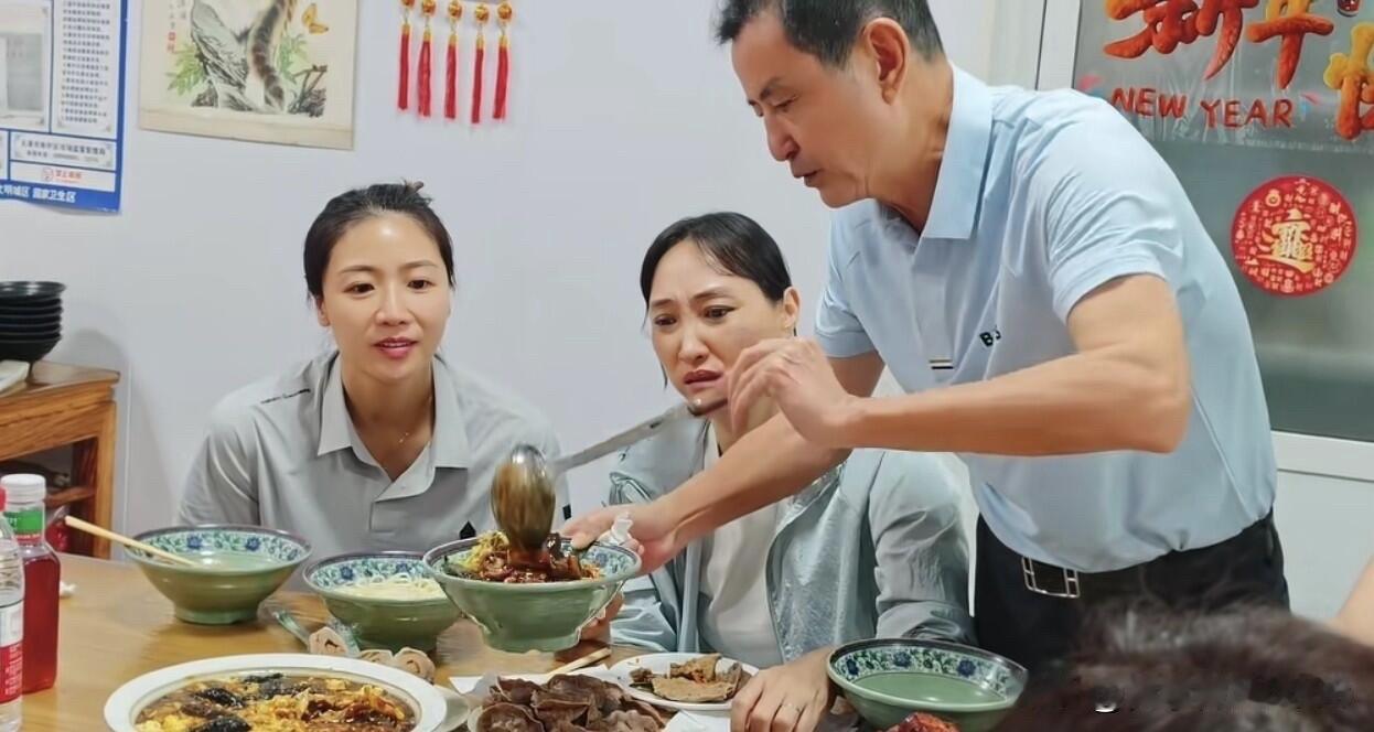 魏秋月真的是岁月不败的女神啊，这个年龄了还这么优雅大方，即使不怎么化妆也耐看。赵