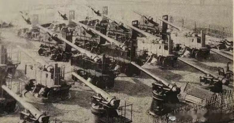 1900年日本大阪野炮修理所内陈列的甲午战争缴获的清军各式加农炮历史影像