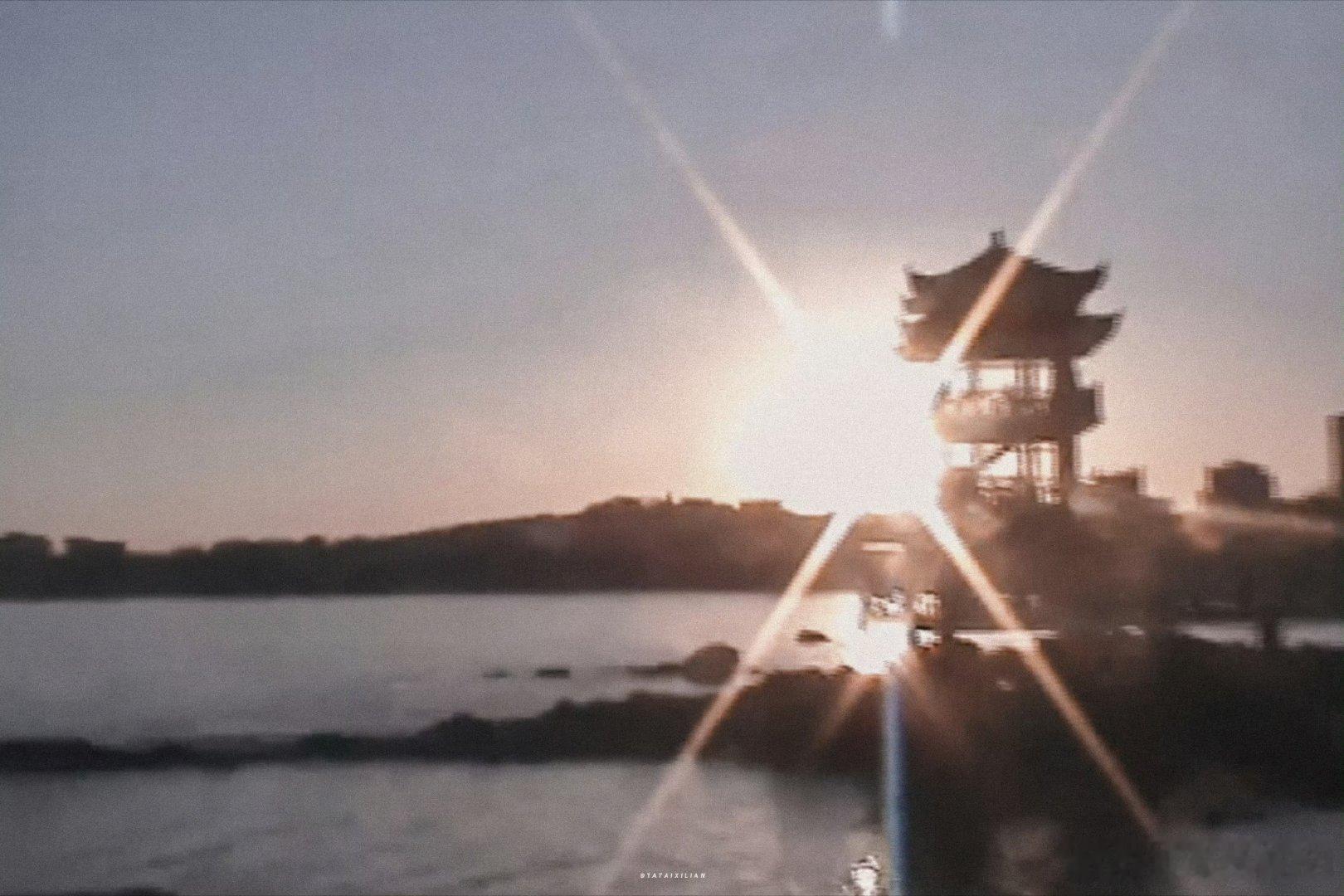 韩国偶遇白鹿曾舜晞逛街网友韩国街头偶遇白鹿、曾舜晞等临江仙还在团建真好！玩的开心