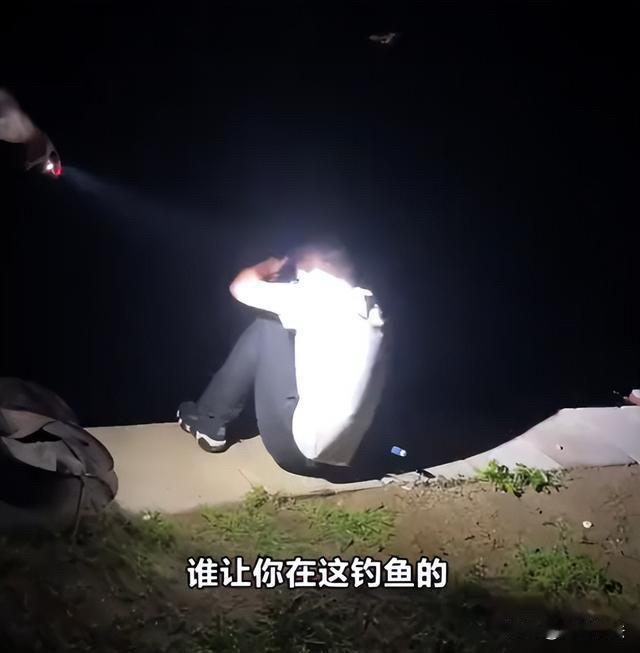 四川，男子不顾劝阻，多次跑到私人水库钓鱼，水库老板一怒之下欲使用铁锹敲击男子的鱼