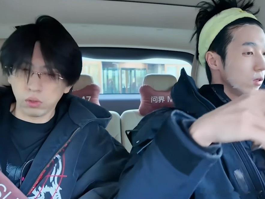 啥你说蒋易脸上有面膜？？？要不是看了视频，单单看这个图，还是真看不出来蒋易脸上有