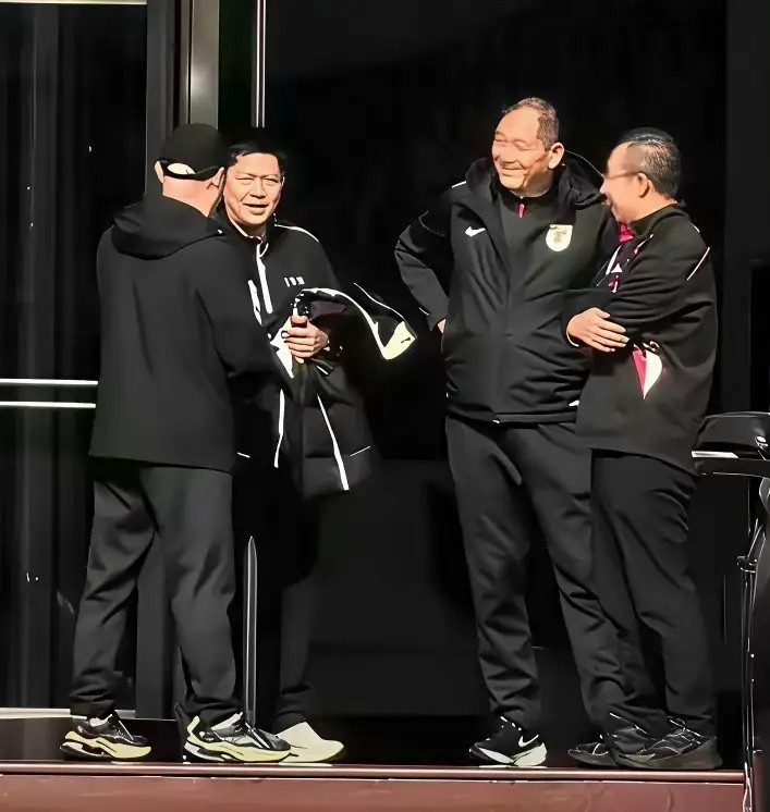 邱贻可结束正定训练，启程回北京。送别时，小杨紧紧握住他的手，那有力一握似藏着千言