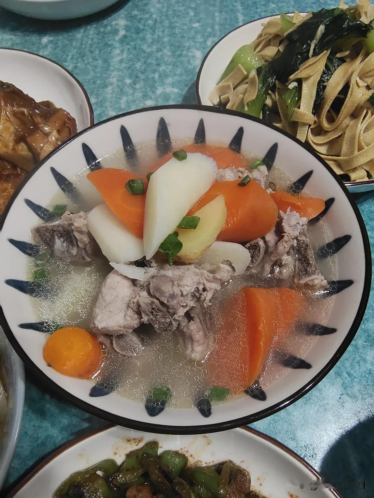 假期结束晚餐：山药排骨胡萝卜汤蒸肉鳎段上海青炒豆皮青椒炒猪肝煎武昌鱼
