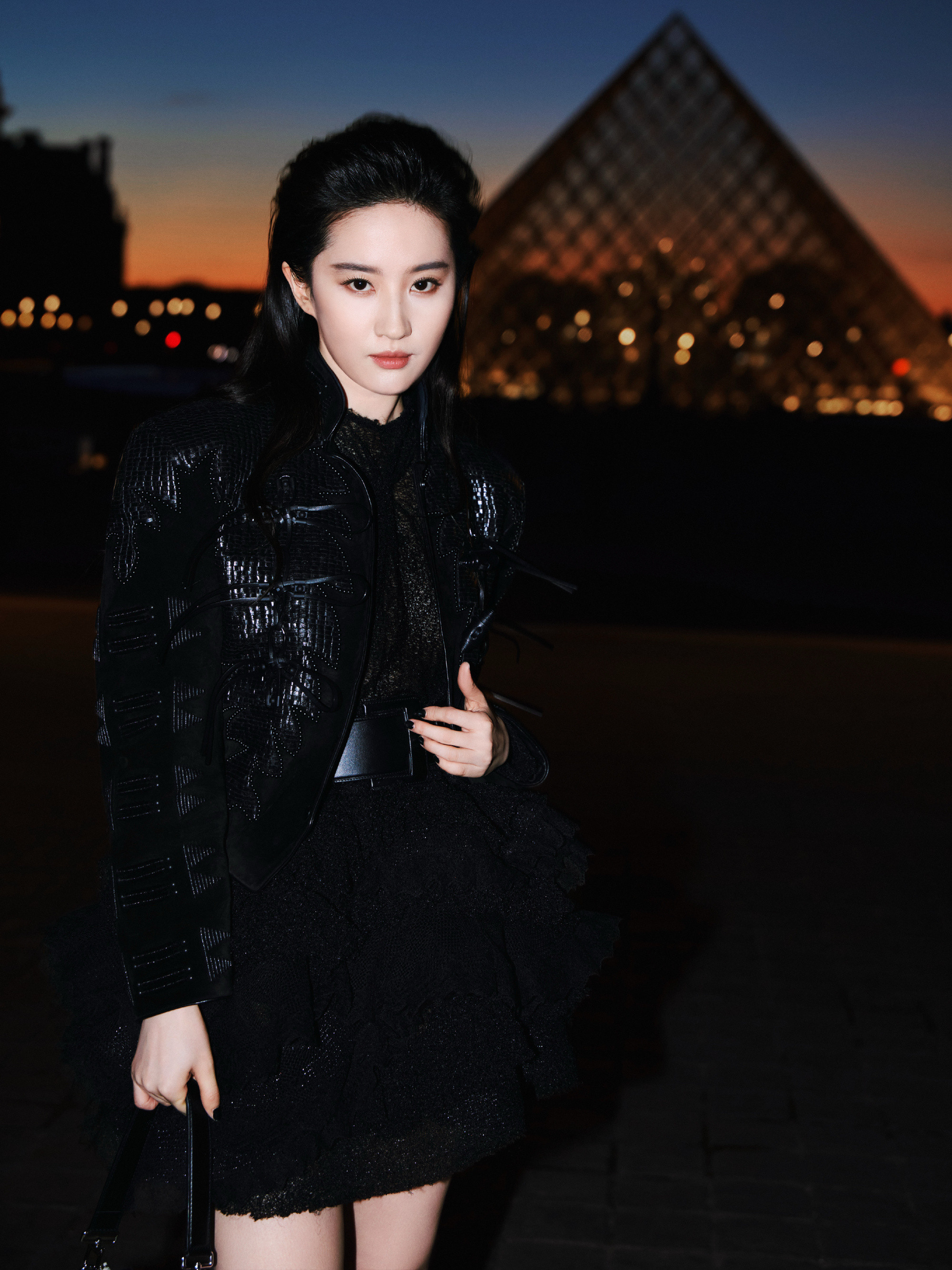 刘亦菲看秀look：背头暗黑风好美！