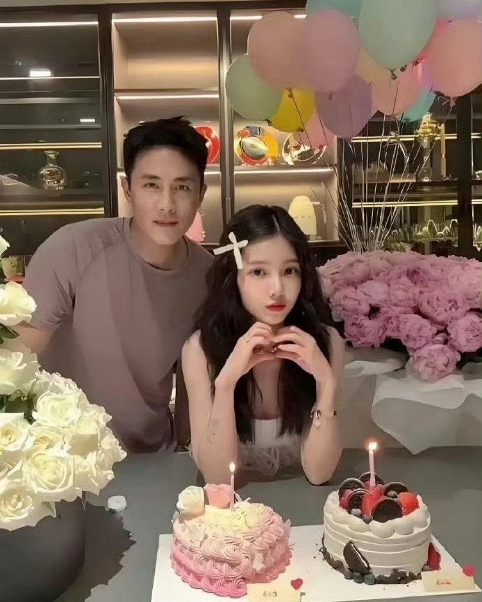 杜淳这是把妻子当女儿养了吧，她这状态哪像快40岁的人啊，分明还是十五六岁的小姑娘