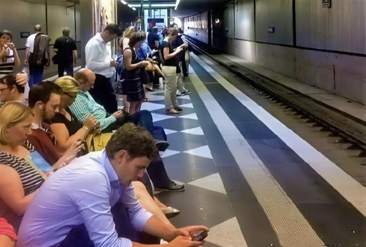 当年吹的“国外地铁全是读书人”，现在看就是个大型“回旋镖”现场小时候总看那