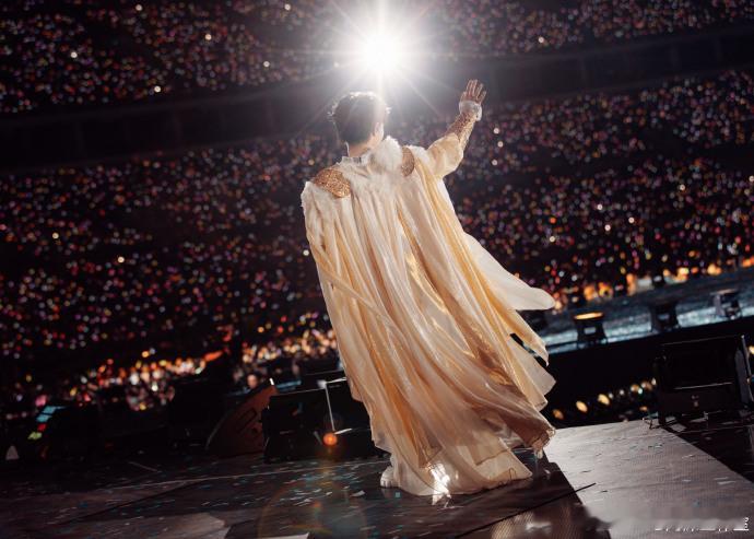 周深靠用力地鞠躬把眼泪甩掉永远沦陷于周深的感性与柔软！演唱会最后一曲情绪拉满，《