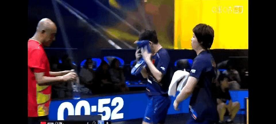 凌晨一点半，肖爹把麦克风一扔，直接问林诗栋：“这球你打算怎么打？你不敢劈。”话音