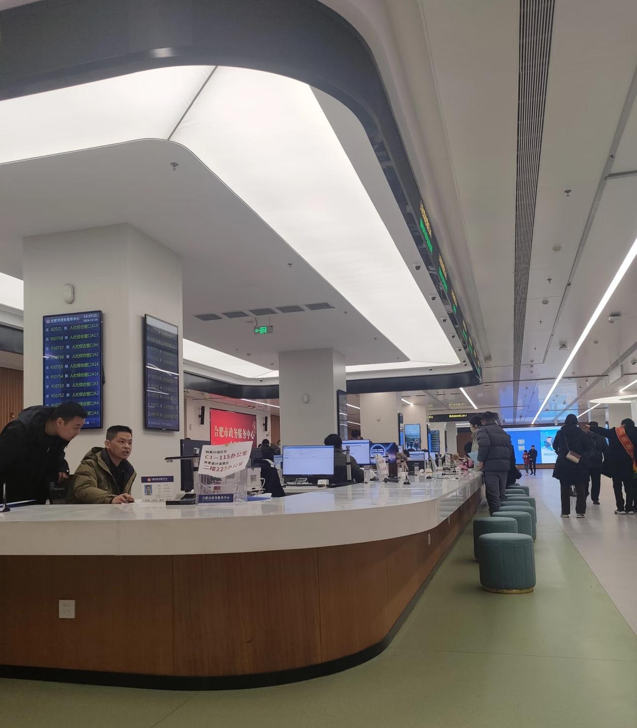 前阵子我妈还在念叨，去年帮我带孩子在外地感冒，看病花了三百多，回来攒了一沓单据跑