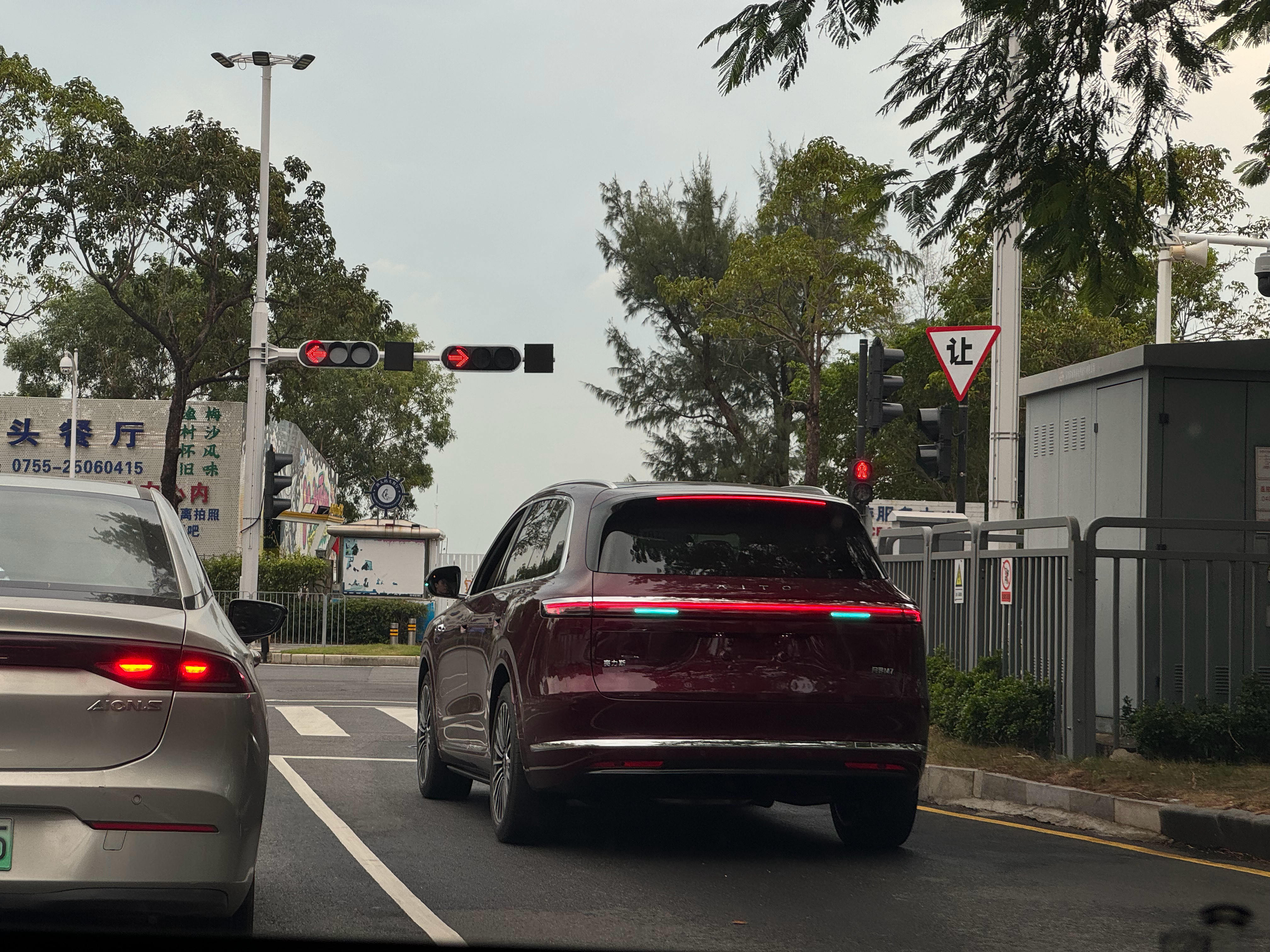 全新问界M7还没上牌呢，辅助驾驶小蓝灯在城区就亮起来了。回忆了下，没上牌就在