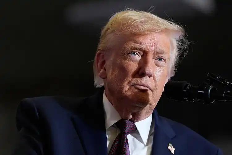 特朗普空军一号上火力全开，AOC慕尼黑当众出丑，关于台湾问题，懂王给上了一课 