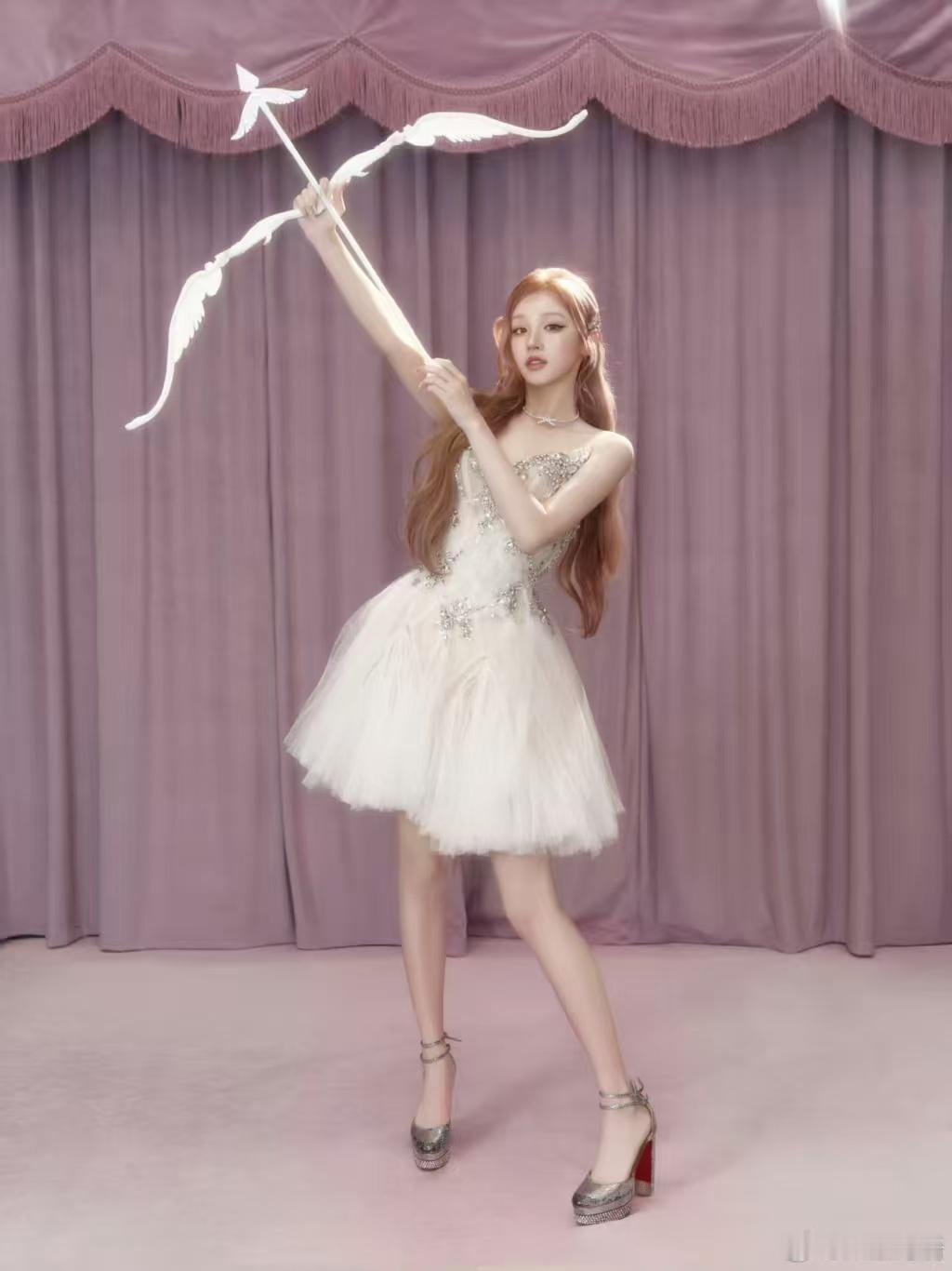 宋雨琦这次选金色造型，太会挑。金色衬得她光芒四射，既亮眼又带着独特酷感，时尚表现