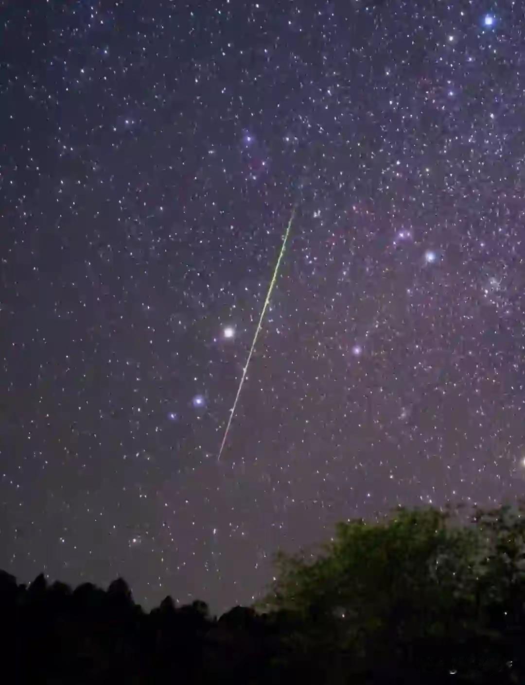 陪你去看流星雨落在这地球上让你的泪落在我肩膀～～～不容错过啊，据说11月