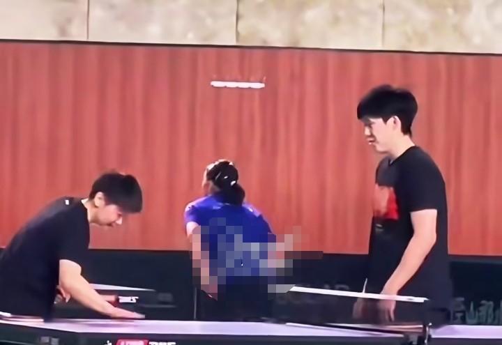 你俩说啥呢？本以为哥姐配合打混双的时候才有交流的机会。没想到打全运会是各自代表不