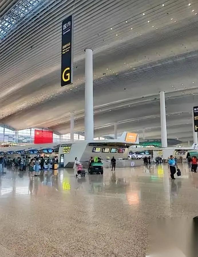 坐飞机遇超员改签？看他如何多赚900块！柜台说改签到明天补1200，我一