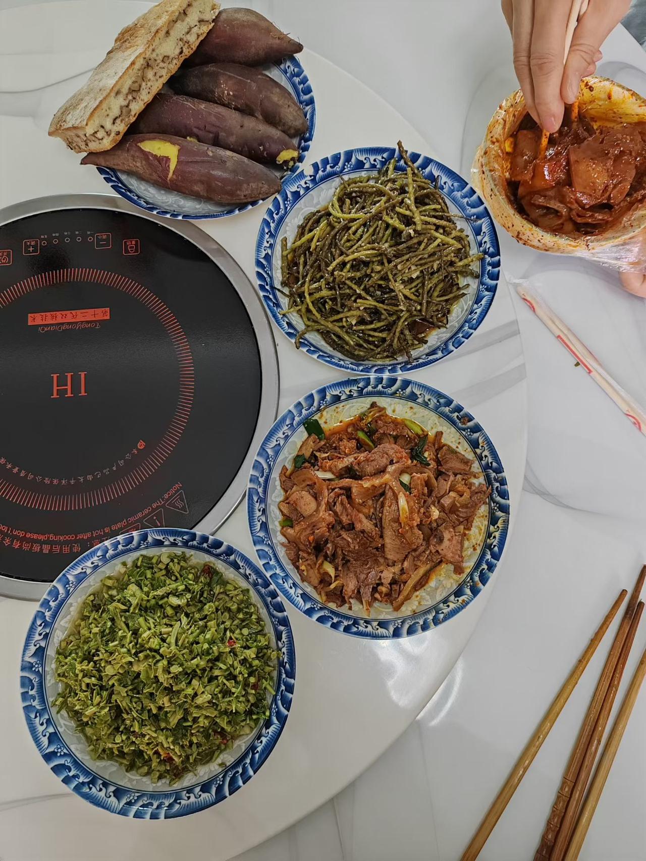 今天早餐，弄了几个山野菜，吃起来很香。您认识这些菜吗？