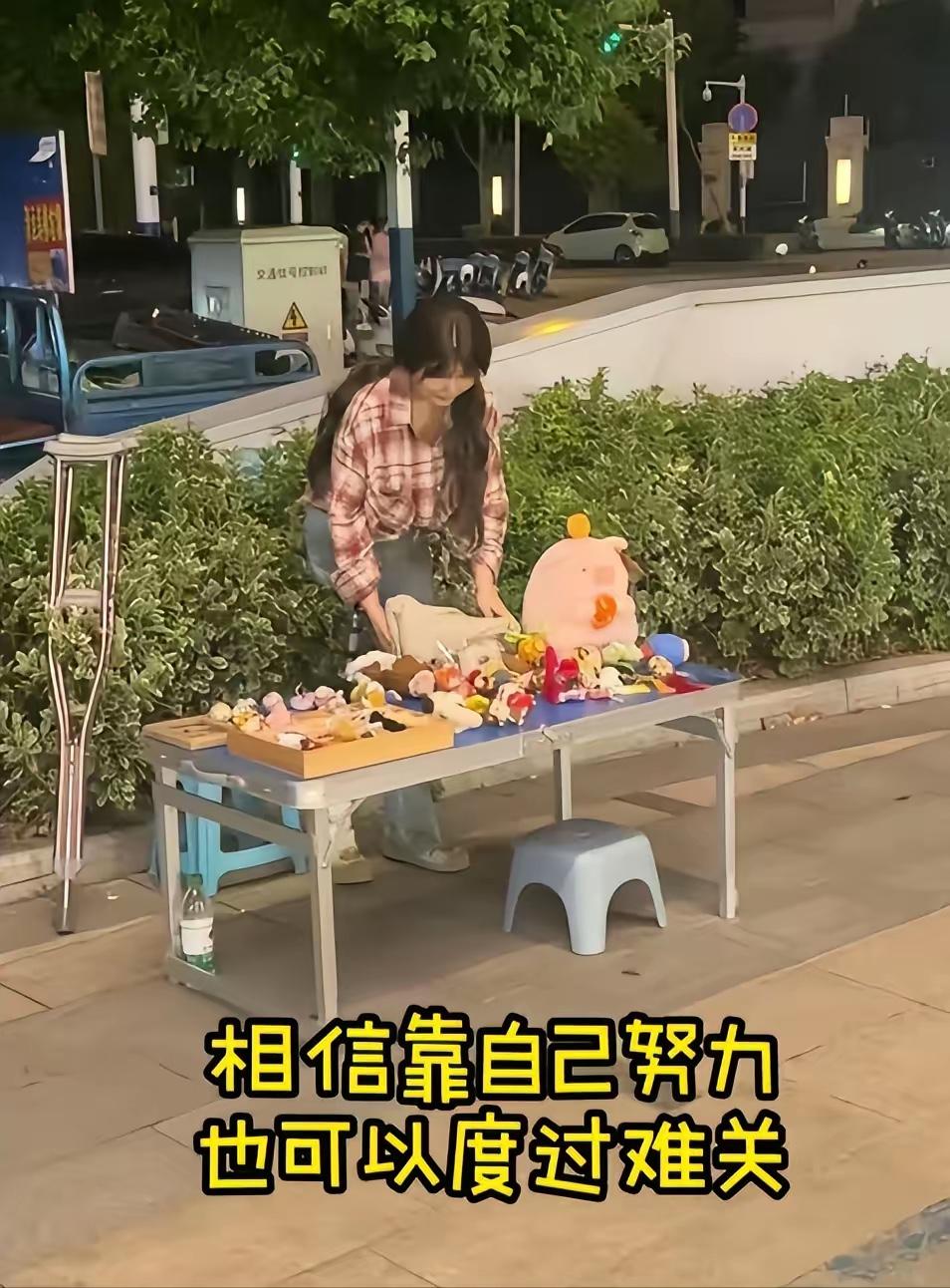 女孩癌症晚期，被父母嫌弃是累赘，与她断绝了所有联系。女孩为了活命，病情好点时就在