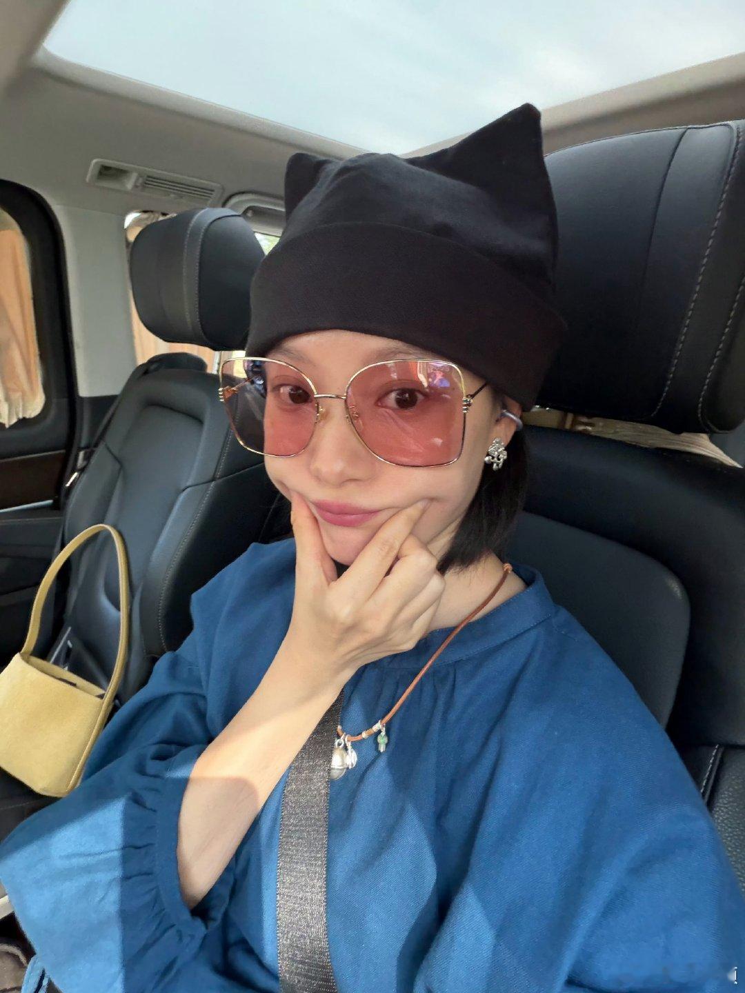 倪妮猫耳冷帽造型倪妮车内自拍live图倪妮车内自拍live图，这头短发配上这顶