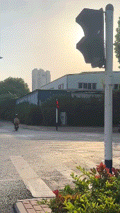 好家伙，没点超能力还真过不去这个路口