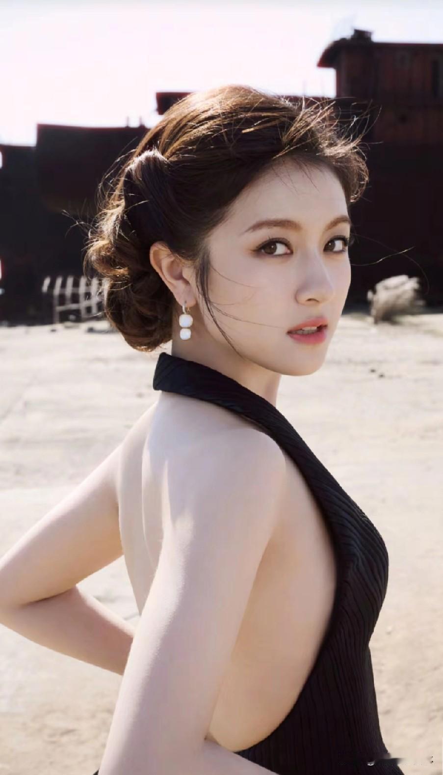 优雅复古风，复古卷发与现代服饰的完美结合，尽显女性魅力——李兰迪李兰迪